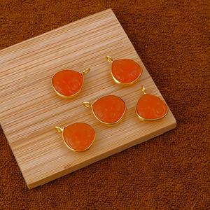 Cornalina tallada flor bisel encanto chapado en oro naranja forma de corazón piedra preciosa joyería de moda con Material principal latón al por mayor - Product Image 5