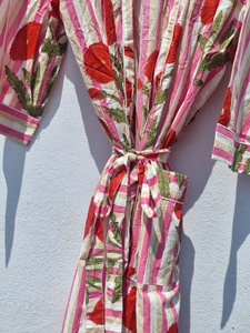 Robe kimono en coton rayée rose à motifs floraux, légère, pour l'été, tenue de plage bohème, vêtements de spa - Product Image 3