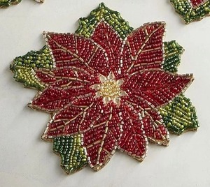 Sous-verre moderne écologique fait main en perles motif fleur de poinsettia, tapis de table de Noël 4x4 pouces rouge vert or - Product Image 4