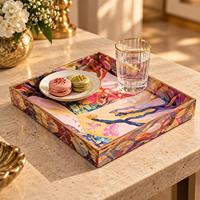 Plateau de service en bois naturel émaillé |   Plateau de table décoratif multicolore à motif abstrait avec poignées découpées pour la cuisine