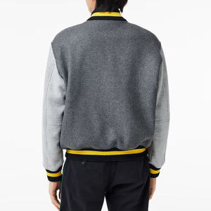 Veste varsity grise premium pour homme avec manches contrastées, fermeture à boutons pression, col, poignets et ourlet en tricot côtelé, et poches latérales - Product Image 6