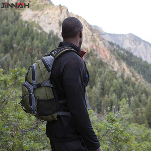 Sac d'hydratation 18L avec poche à eau de 2 litres offerte, idéal pour la randonnée, la course à pied, le cyclisme et les trajets quotidiens - Product Image 4