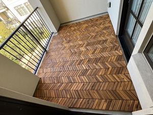 Baldosas de exterior entrelazadas de alta calidad / Tarima de madera de 300 x 300 mm para decorar balcones, jardines, caminos, terrazas y patios. - Product Image 4