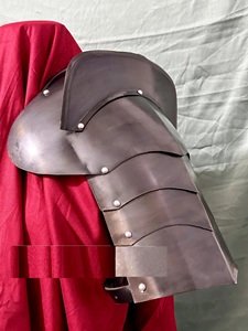 Armadura de Hombro Caballero de las Sombras - Placa Negra Hecha a Mano para Cosplay Listo para la Batalla y Coleccionistas MetalCostume - Product Image 4