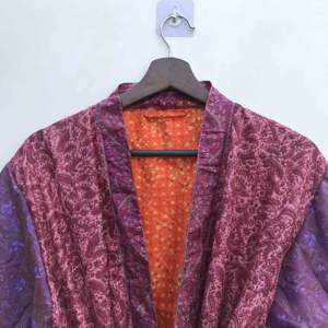 Kimono largo de patchwork, ropa de dormir, bata de noche, hecho a mano, estilo indio vintage, de seda sari reciclada. - Product Image 3