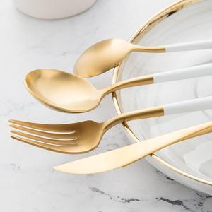 Ensemble de couverts en acier inoxydable doré durable et moderne avec des poignées blanches mates de qualité supérieure, résistant à la rouille, vaisselle de table - Product Image 3