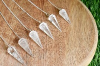 Pendule en cristal de quartz clair naturel poli pour la guérison Reiki, l'équilibrage des chakras, la radiesthésie et le Feng Shui - En vente
