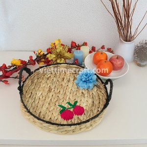 Plateau tissé en jacinthe d'eau naturelle, panier de service écologique fabriqué à la main, rangement décoratif, bord noir, broderie de fraises - Product Image 4