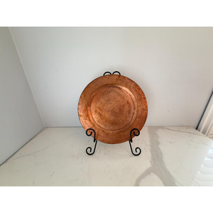 Assiette de présentation ronde en cuivre martelé avec support, couleur or rose – Meilleurs articles de cuisine et vaisselle - Product Image 1