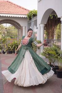 Lehenga Choli de diseño étnico tradicional indio, colección Navaratri, con estampado Bandhani y diseño Kutchi para mujeres, ropa elegante. - Product Image 3