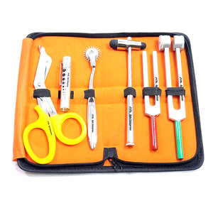 Kit d'outils pour étudiants en médecine de 6 pièces : Mallette de percussion réflexe, Lampe stylo Buck Hammer, Diapason C 128 C 512, Ciseaux à pansements 7,25 pouces - Product Image 1