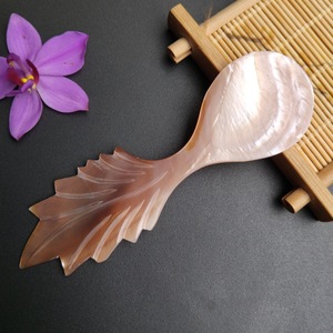 Cuillère à servir en nacre naturelle ILAHI, faite à la main, style bohème, blanche, non toxique, en plastique PE, pour fêtes, Uttar Pradesh - Product Image 1