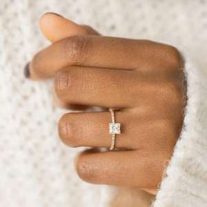 Anillo de compromiso con diamante de corte cuadrado y banda pavé – Anillo clásico estilo solitario para mujer, joyería de diamantes - Product Image 1
