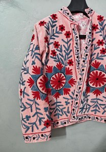 Chaqueta de terciopelo rosa estilo bohemio moderno, hecha a mano, con bordado floral Suzani, abrigo de invierno, blazer artesanal, prenda de alta costura. - Product Image 6