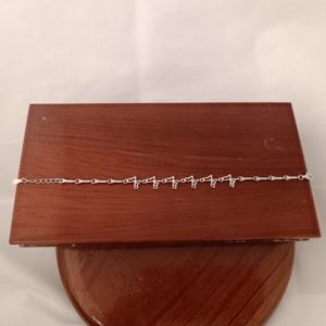 Bracelet à maillons classique et délicat pour femme, finition rhodiée, avec pendentif papillon minimaliste - Product Image 2