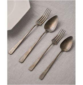 Juego de cubiertos vintage de acero inoxidable con acabado mate, 4 piezas, tenedor y cuchara para cena, resistentes al óxido. - Product Image 1