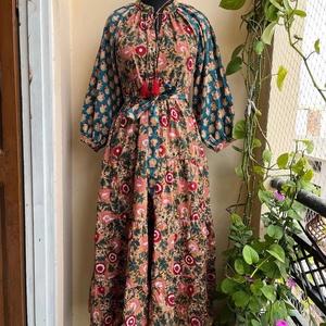 เดรสยาวลายดอกพิมพ์บล็อกผ้าฝ้ายคอวีแขนยาวสำหรับผู้หญิงไซส์พลัส ดีไซน์หรูหรา ราคาโรงงาน - Product Image 1