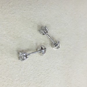 Pendientes de plata de ley 925 con diamantes naturales de corte redondo chapados en rodio para mujer, joyería de boda moderna de 0,66 quilates, 4,5 mm - Product Image 1