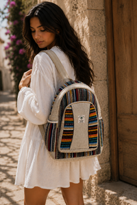 Mochila tradicional tejida con franjas étnicas multicolor, bolsillo frontal y cierre de cremallera para viajes y otras actividades. - Product Image 3