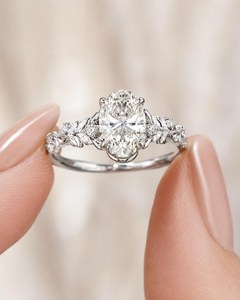 Anillo de Moissanita Brillante de 2 Quilates con Corte Ovalado y Diseño Floral, Plata 925 Original para Bodas, Aniversarios, Fiestas y Promesas - Product Image 1