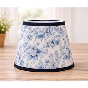 Abat-jour décoratif en tissu de lin floral avec bord festonné et garniture contrastante - Product Image 1