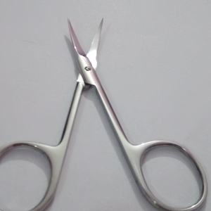 Tijeras para Cutículas de Grado Quirúrgico, Acero Inoxidable con Acabado Lijado, 3.5 Pulgadas, Hojas Afiladas, Punta Curva Fina, con Estuche - Product Image 1