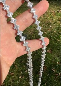 Collier tennis de luxe unisexe en forme de trèfle, serti de zircone cubique taille baguette, avec chaîne à maillons en argent - Product Image 3