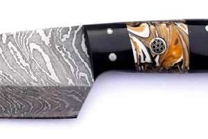 Herramienta Artesanal de Uso General de Acero de Damasco Forjado a Mano Personalizada con Mango de Resina Híbrida Acrílica Ámbar y Cuerno - Product Image 5