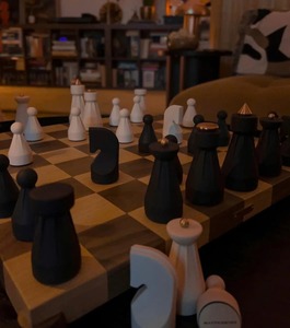 Échiquier de luxe en bois massif fait main, finition noyer, design moderne, forme personnalisable – Cadeau idéal pour la maison, les mariages ou les jeux de stratégie - Product Image 1