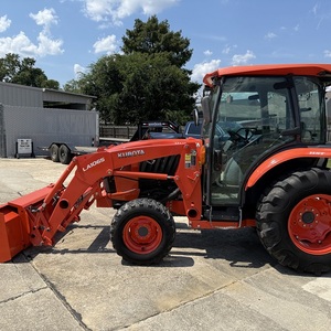 Tracteur Kubota L6060 conçu pour les applications agricoles intensives, offrant un contrôle fluide et des performances sur le terrain durables. - Product Image 1