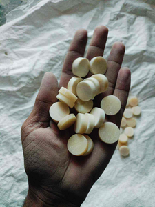 Boutons en os faits main de qualité supérieure, écologiques et luxueux, pour manteaux, objets d'art et artisanat design, en vente - Product Image 3