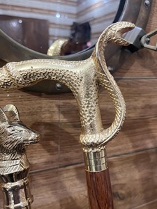 Bâtons de marche rustiques modernes en bois naturel écologique avec poignée en laiton poli, idéaux pour les cadeaux - Product Image 3