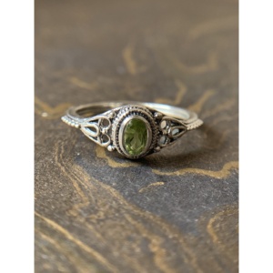 Bague fine délicate en péridot de 2,1 grammes - Product Image 1