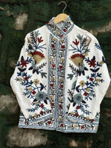 เสื้อแจ็คเก็ตซูซานีสีขาวงาช้างสุดหรูสำหรับผู้หญิง งานปักลายดอกไม้ด้วยมือ สไตล์โบโฮ งานฝีมือชั้นเยี่ยม เสื้อคลุมแฟชั่น ขายส่ง - Product Image 1