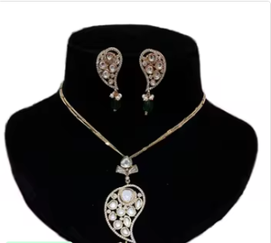 Élégant pendentif en diamant de qualité supérieure de créateur serti de boucles d'oreilles mignonnes pour femmes et filles pour un usage quotidien - Product Image 2