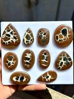 Pierres précieuses d'agate naturelle, formes variées, marron avec des inclusions noires et blanches, polies pour la fabrication de bijoux