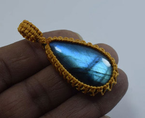 Collar con Colgante de Labradorita Azul Brillante Hecho a Mano, Cordón Dorado, Piedra Preciosa Natural, Joyería de Cristal Curativa de Estilo Boho Tribal - Product Image 1