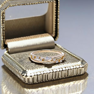 Anillos de Compromiso de Moissanita con Corte Brillante y Estilo Clásico de Starspire Fine Jewelry, con Engaste de Oro Amarillo y Bandas Cruzadas - Product Image 3