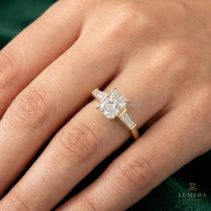 Bague en or massif minimaliste avec trois pierres centrales en diamant de laboratoire taille radiant et pierres baguette latérales, pour elle - Product Image 5
