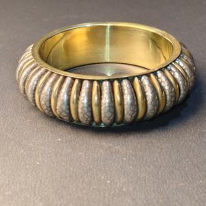 Bracelet texturé en métaux mélangés avec perles alternées en laiton et argenté - Style ethnique tribal - Manchette artisanale - Fait main - Product Image 4