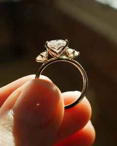 Anillo de tres piedras con diamante cultivado en laboratorio certificado por IGI de 2.01 quilates, corte pera, para mujer, oro sólido de 14 quilates, para regalo sorpresa nupcial, para boda - Product Image 2