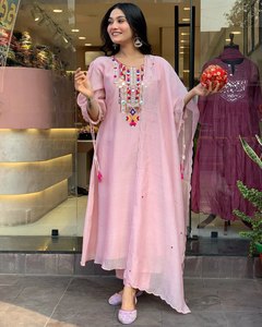 Traje Étnico de Tres Piezas de Seda Romana con Forro de Algodón y Dupatta de Chanderi, Elegante Conjunto de Kurti y Pantalón para Mujer, para Uso Festivo, Color Rosa - Product Image 3