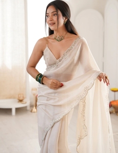 Salwar Kameez de Seda con Adornos Estilo Bollywood KV para Fiestas y Eventos - Product Image 1
