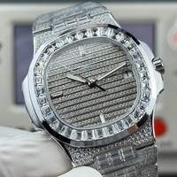 Montre de luxe de plongée sportive avec répétiteur, cadran carré lumineux, lunette pavée de diamants moissanite taille baguette, boîtier en acier inoxydable entièrement pavé de cristaux