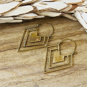 Boucles d'oreilles géométriques minimalistes très demandées en laiton pour femmes, finition laiton antique, boucles d'oreilles créoles Chevron pour la vente en gros/OEM/ODM - Product Image 4
