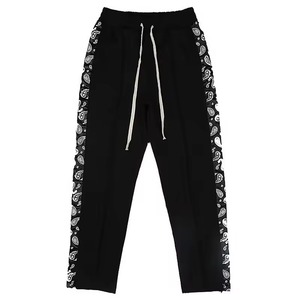 Pantalon de jogging pour hommes en gros, motif cachemire à bandes latérales, taille à cordon de serrage, coupe ample, décontracté, pour l'entraînement, noir, style streetwear - Product Image 1