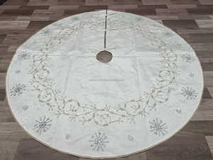 Jupe de sapin de Noël en velours blanc de 48 pouces avec motifs flocons de neige argentés et perles, décoration de fêtes, artisanat de boutique par PR India Manufacture - Product Image 1