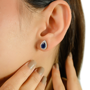 Boucles d'oreilles clous halo en or blanc 18 carats véritable, saphir bleu et diamant, forme poire, bijoux minimalistes simples, fournisseur de bijoux haut de gamme les plus vendus - Product Image 4