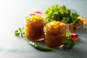 La chutney de mangue est un condiment savoureux à base de mangues mûres, mélangé avec du sucre, du vinaigre et des épices aromatiques comme le gingembre. - Product Image 5