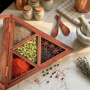 Caja de especias triangular de madera con tapa de vidrio, organizador de hierbas hecho a mano para cocina, almacenamiento decorativo de masala, organizador de especias de madera - Product Image 3